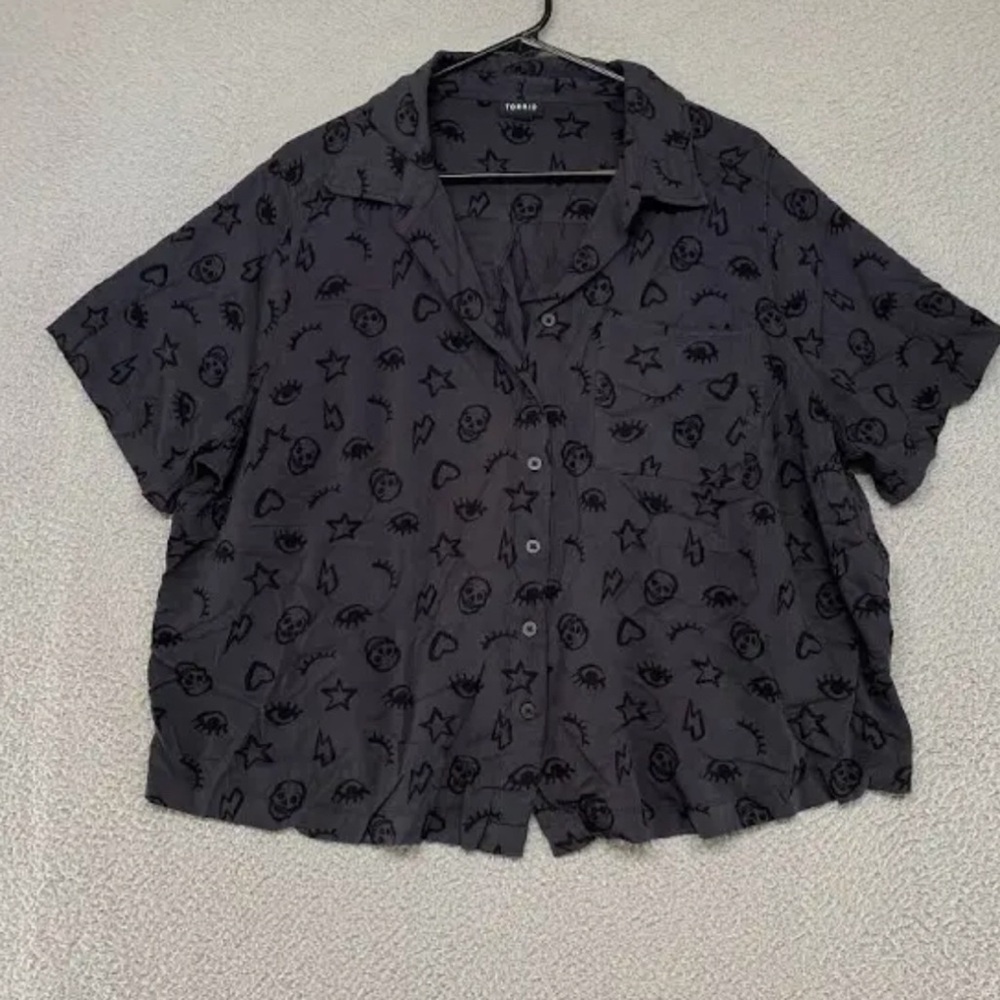NWT Torrid size 4 all black skull short sleeve blouse